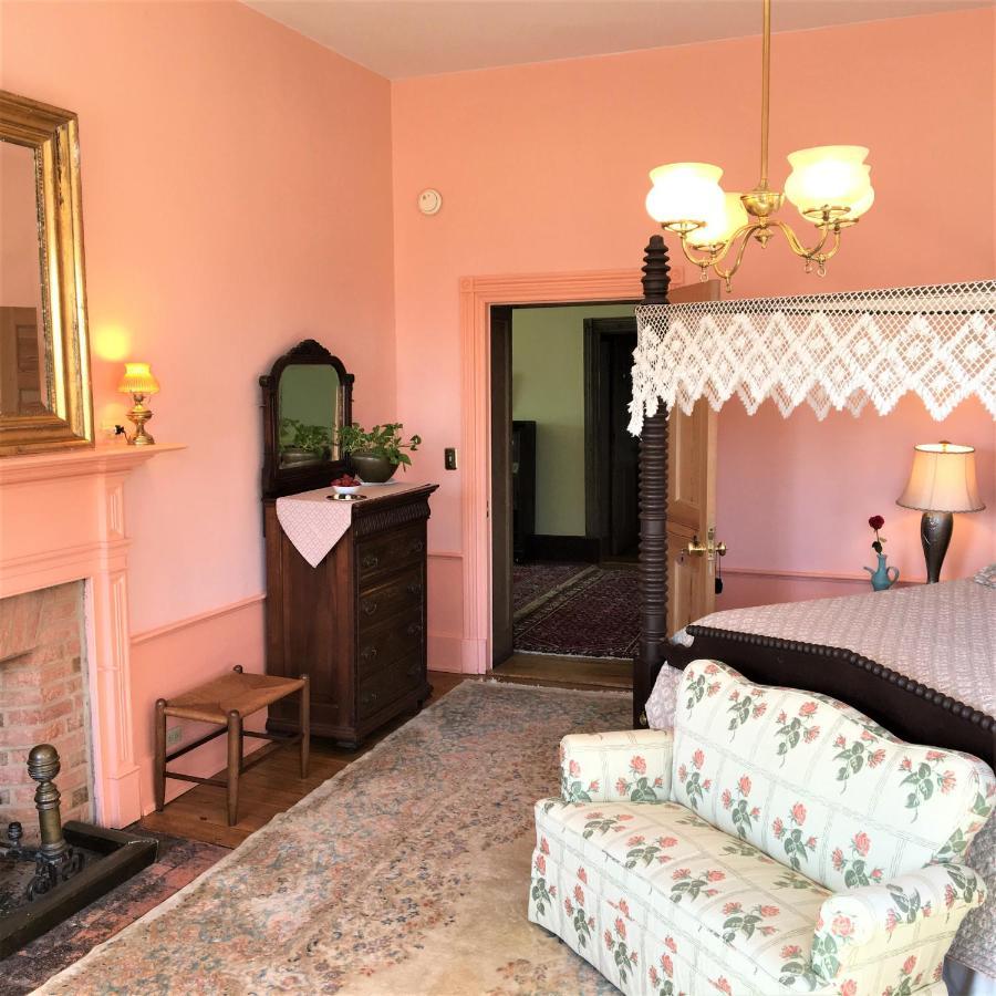 Smithfield Farm B&B Winchester Room photo